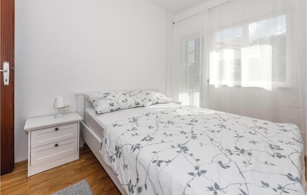 Three-Bedroom Holiday Home In Unesic photo 3