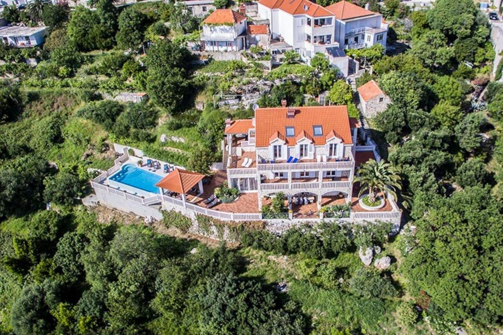 Private Seaside Villa Sleeps 10 with Infinity Pool photo 2