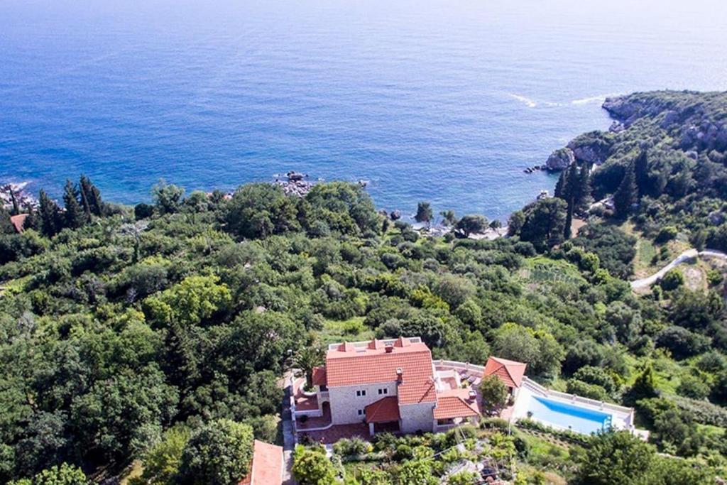 Private Seaside Villa Sleeps 10 with Infinity Pool photo 3