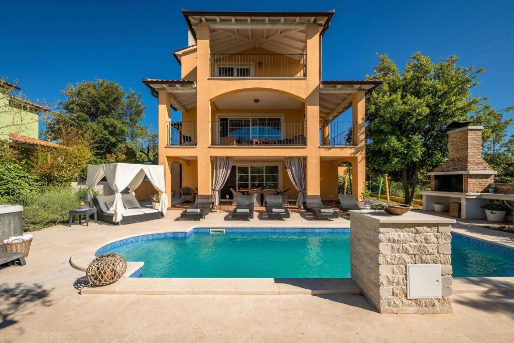 Spacious holiday house - pool / jacuzzi / sauna / playground / 8+2 photo 3