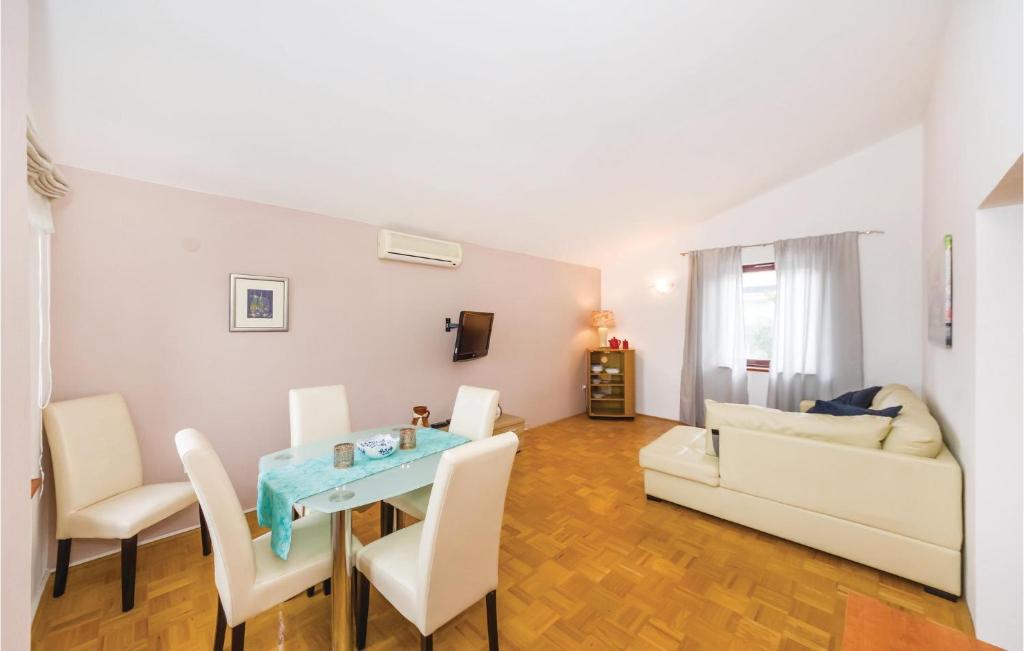 One-Bedroom Apartment In Svpetar photo 2