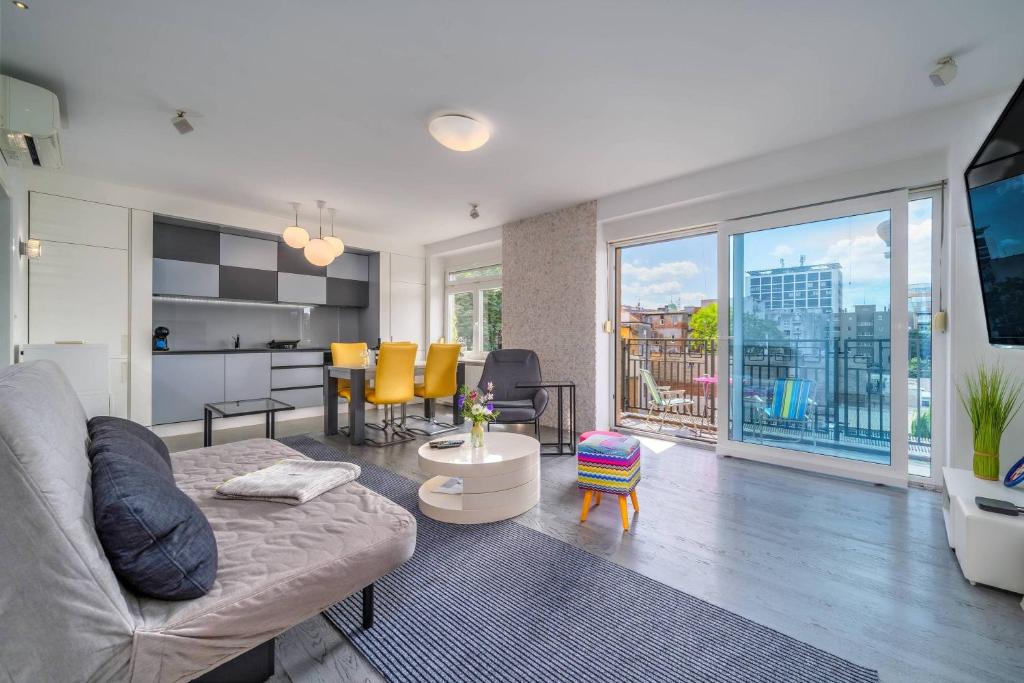 Silver Apartment With Hot Tub And Balcony - Happy Rentals — photo 1