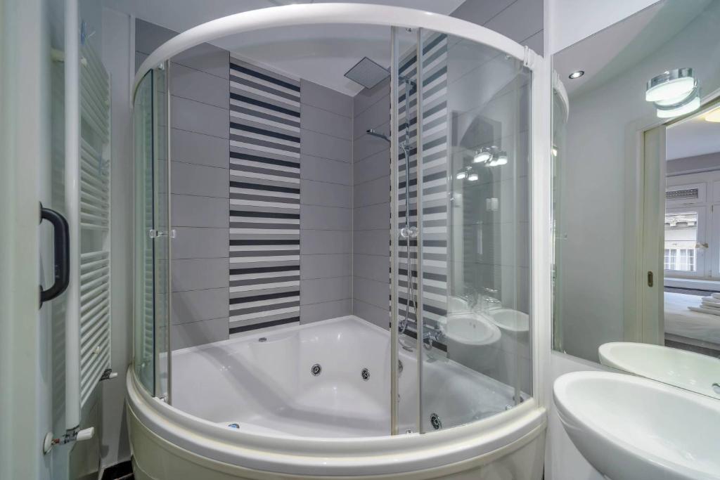 Silver Apartment With Hot Tub And Balcony - Happy Rentals photo 2