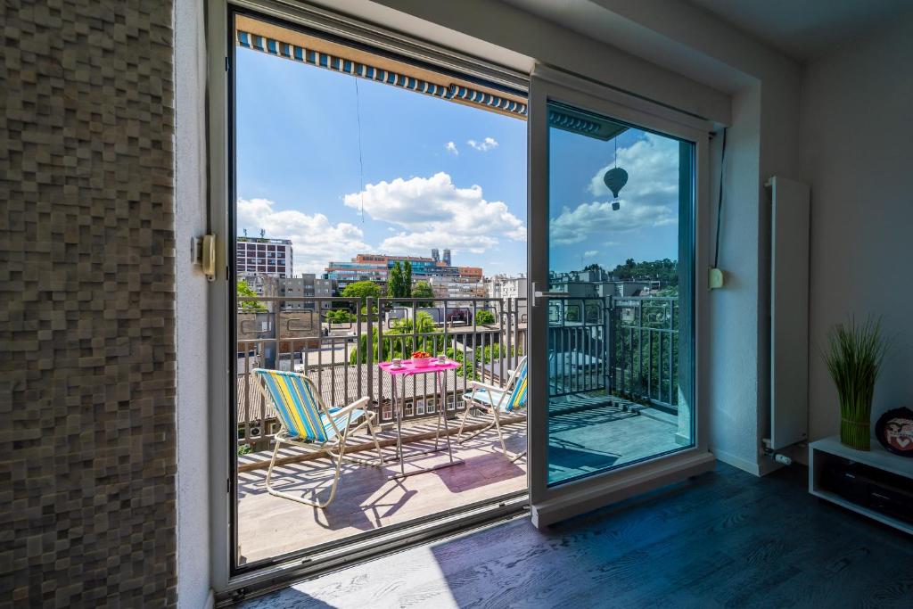 Silver Apartment With Hot Tub And Balcony - Happy Rentals photo 3