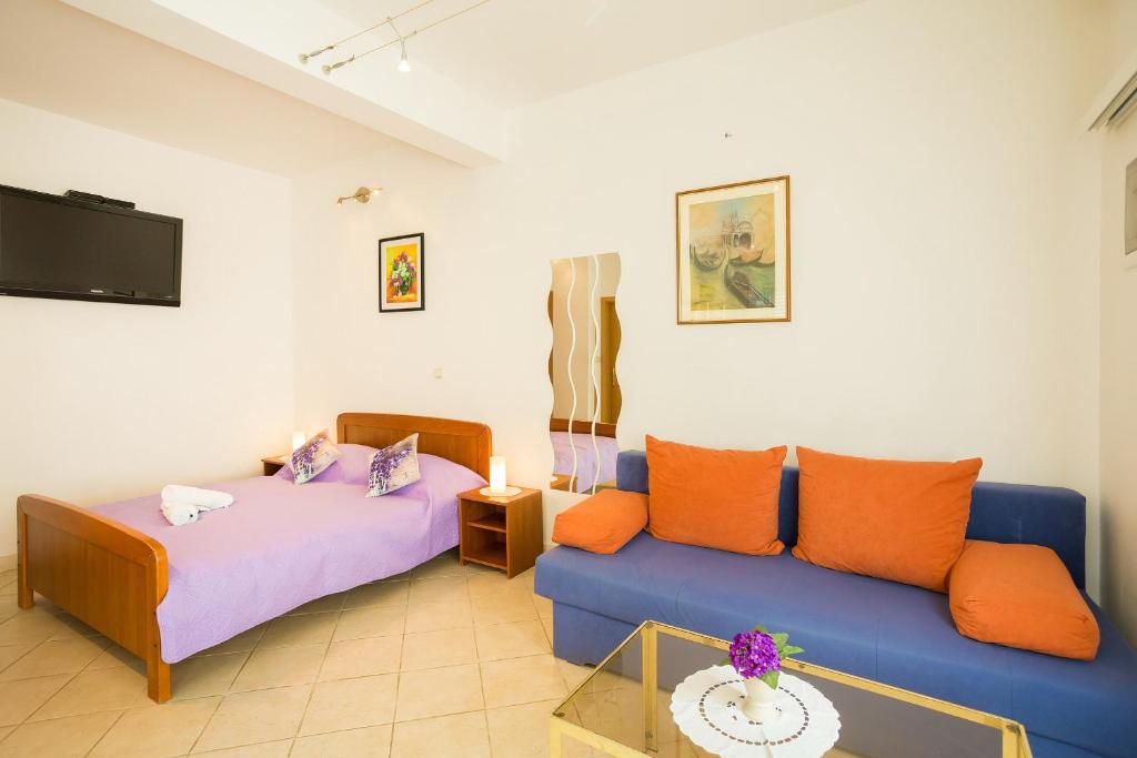 Sunshine Apartments photo 2