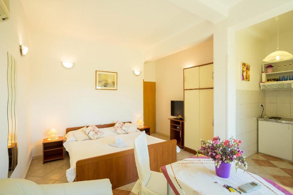 Sunshine Apartments photo 3