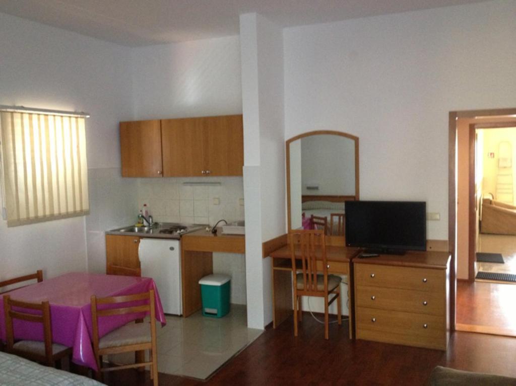Apartments with a parking space Srebreno photo 3