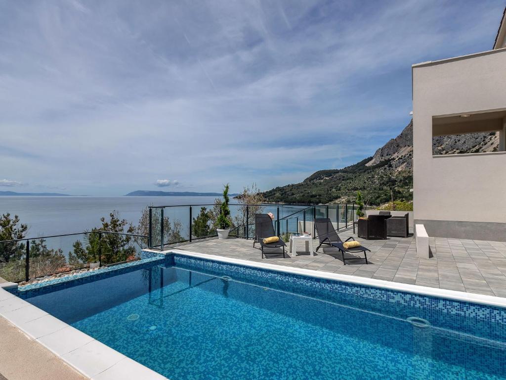 Stunning Villa with Pool — photo 1