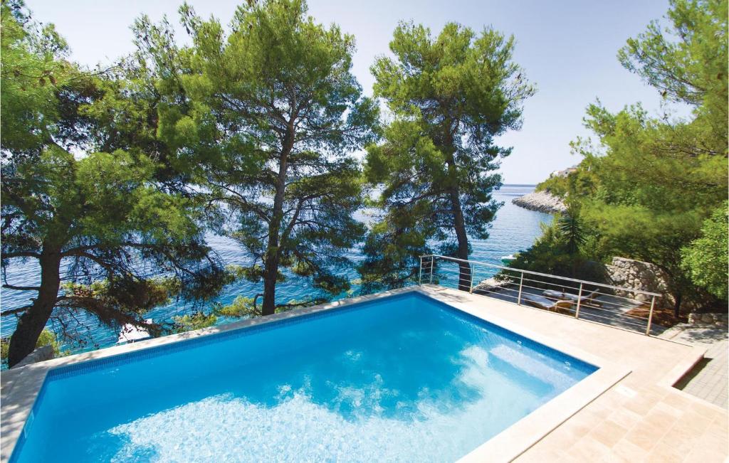 Six-Bedroom Holiday Home In Prizba photo 2