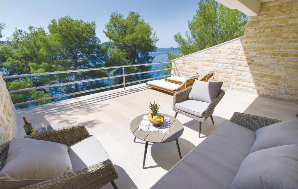 Six-Bedroom Holiday Home In Prizba photo 3