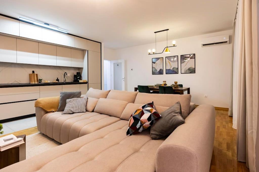 The Luxe Residence photo 2