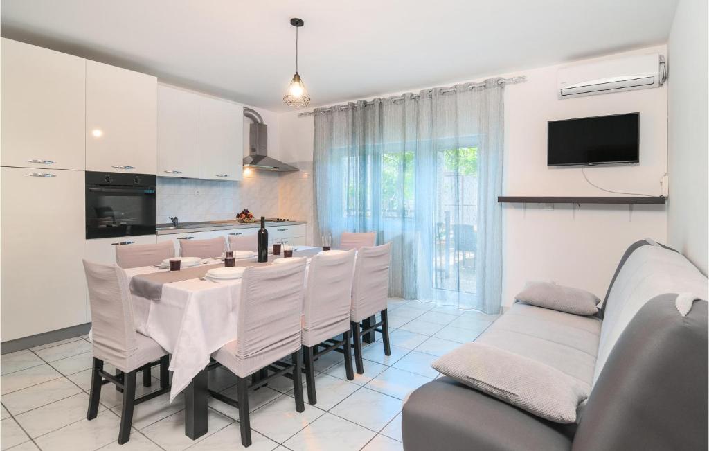 Three-Bedroom Apartment In Dugi Rat photo 2