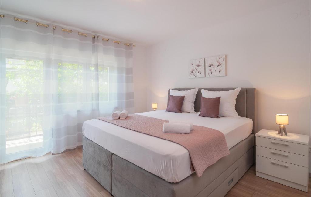 Three-Bedroom Apartment In Dugi Rat photo 3
