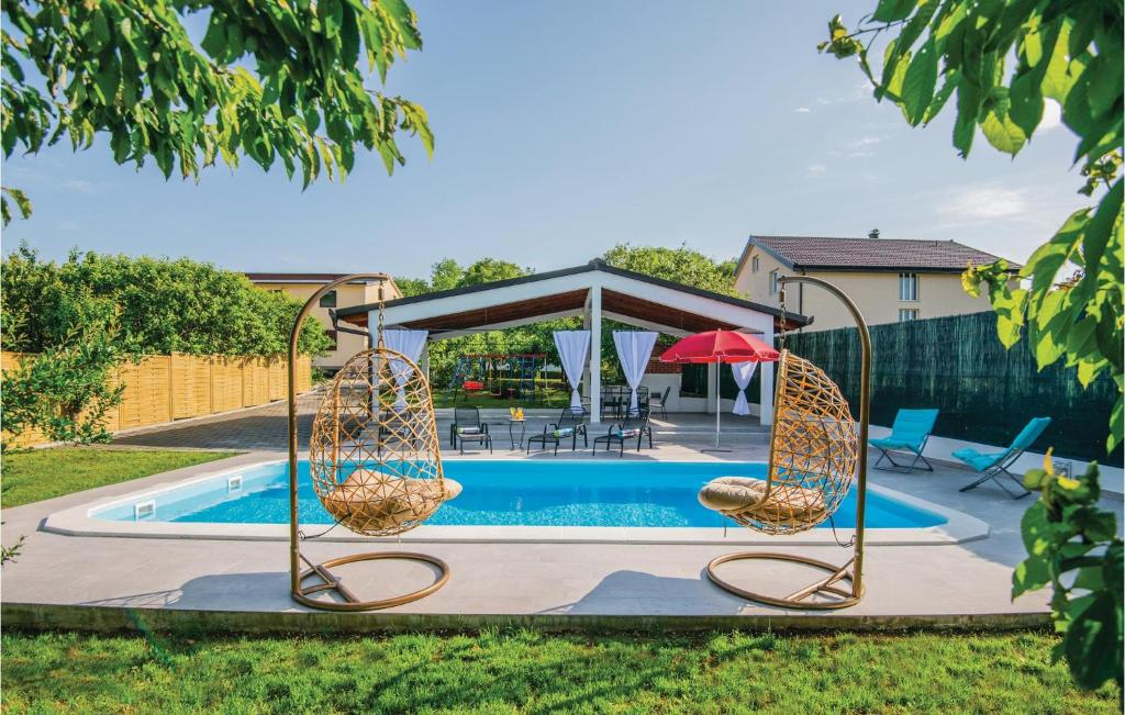 Three-Bedroom Holiday Home In Prolozac Donji — photo 1