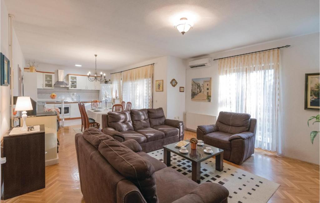 Three-Bedroom Holiday Home In Prolozac Donji photo 3