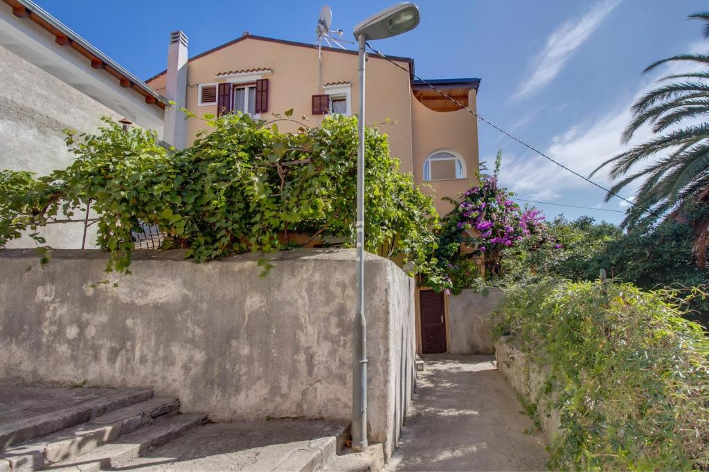 Apartments with a parking space Mali Losinj (Losinj) - 15050 — photo 1