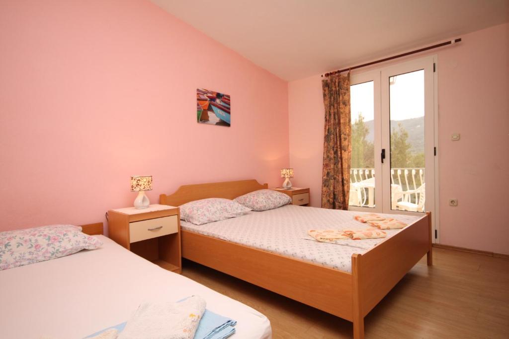 Apartments with a parking space Stari Grad photo 2