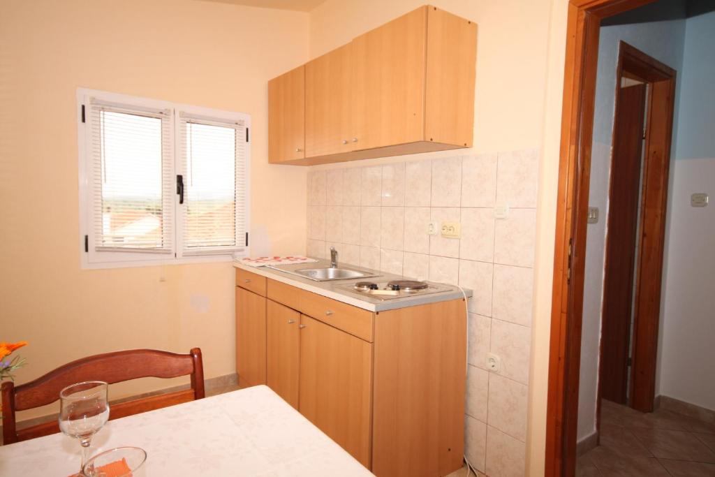 Apartments with a parking space Stari Grad photo 3