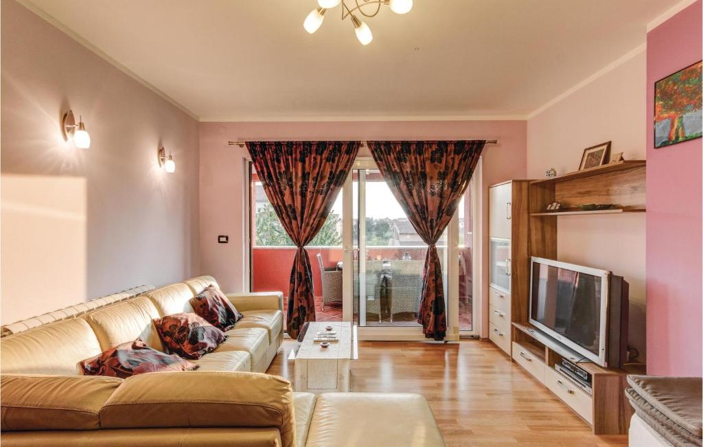Five-Bedroom Holiday Home In Fazana photo 3