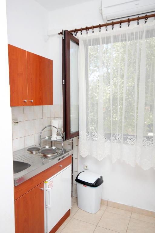 Apartments with parking space Punat photo 3