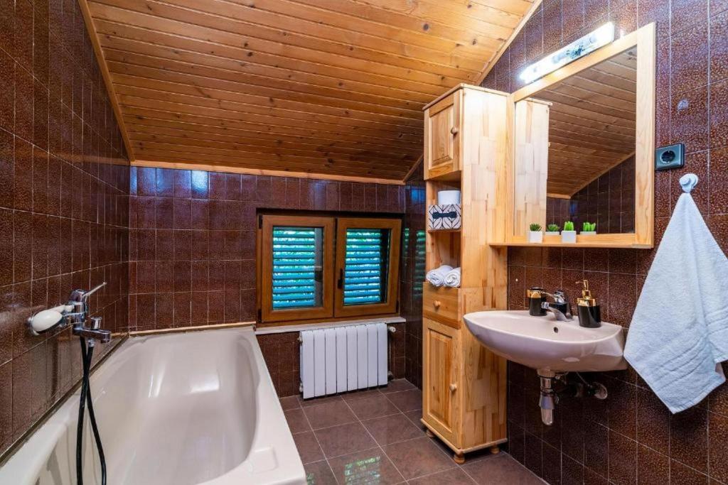 Three Bedroom Villa surrounded by Nature with Pool photo 3