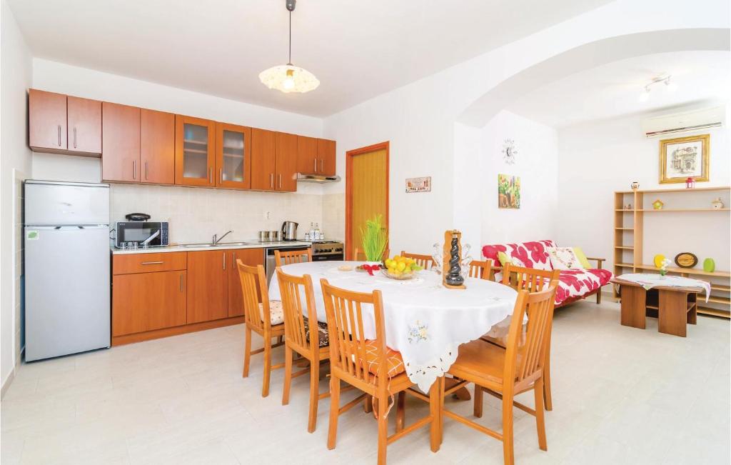 Six-Bedroom Holiday Home In Sipan photo 2