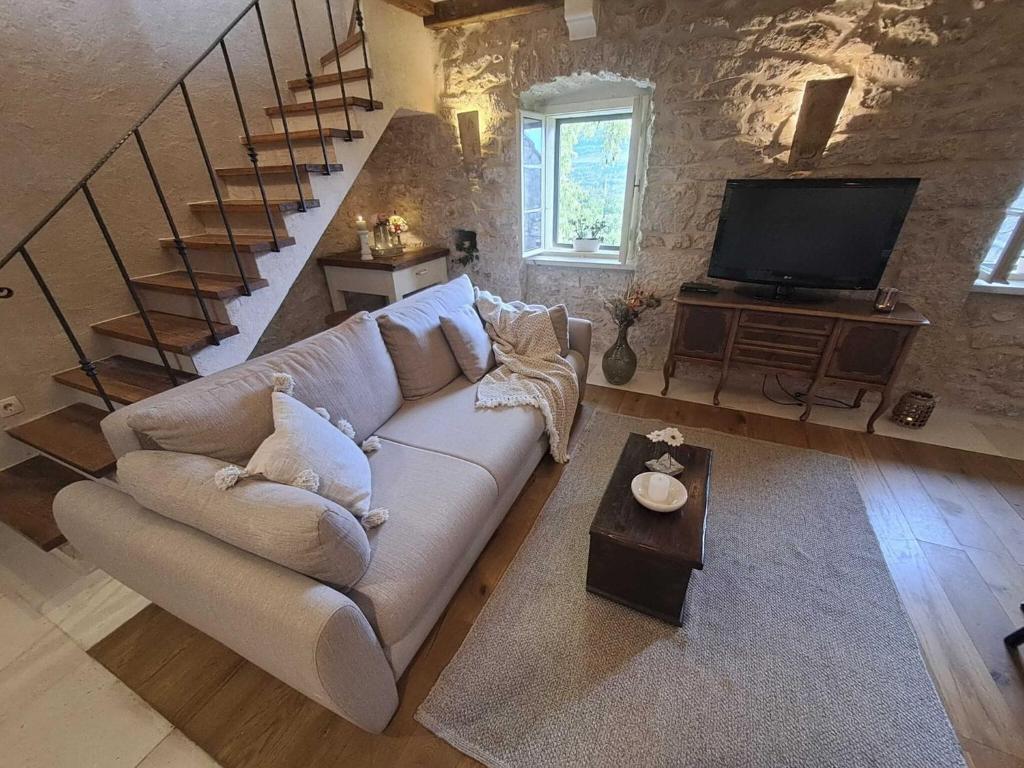 Stone House Lola - Two Bedroom Holiday Home — photo 1