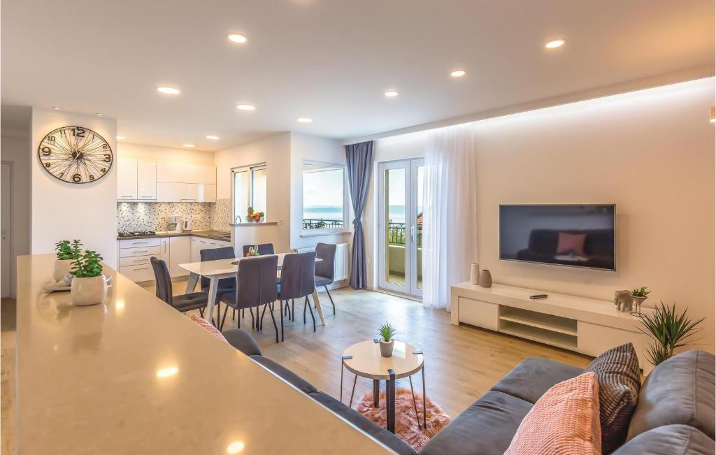 Three-Bedroom Apartment In Makarska photo 2