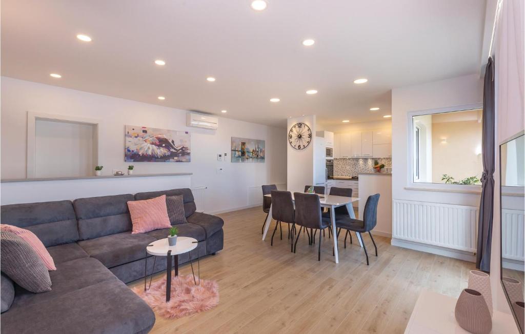 Three-Bedroom Apartment In Makarska photo 3