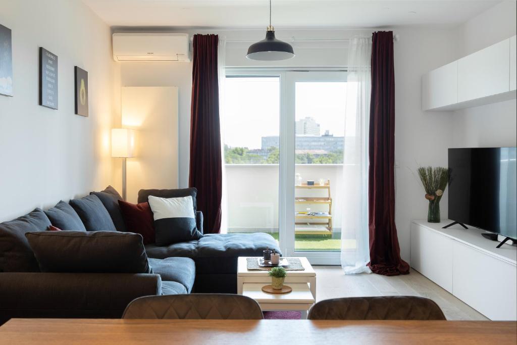 Stylish 2BDR Apartment with balcony- Free Garage photo 2