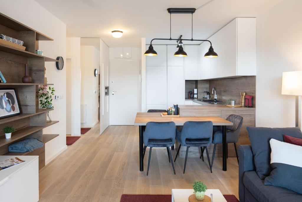 Stylish 2BDR Apartment with balcony- Free Garage photo 3