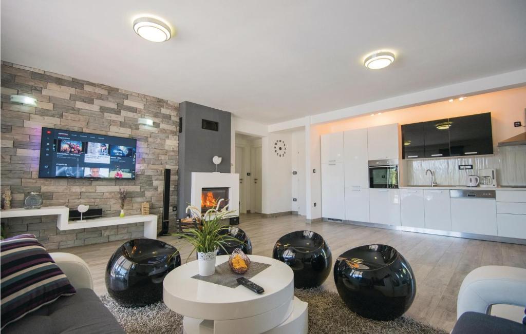 3 Bedroom Cozy Home In Grubine photo 3