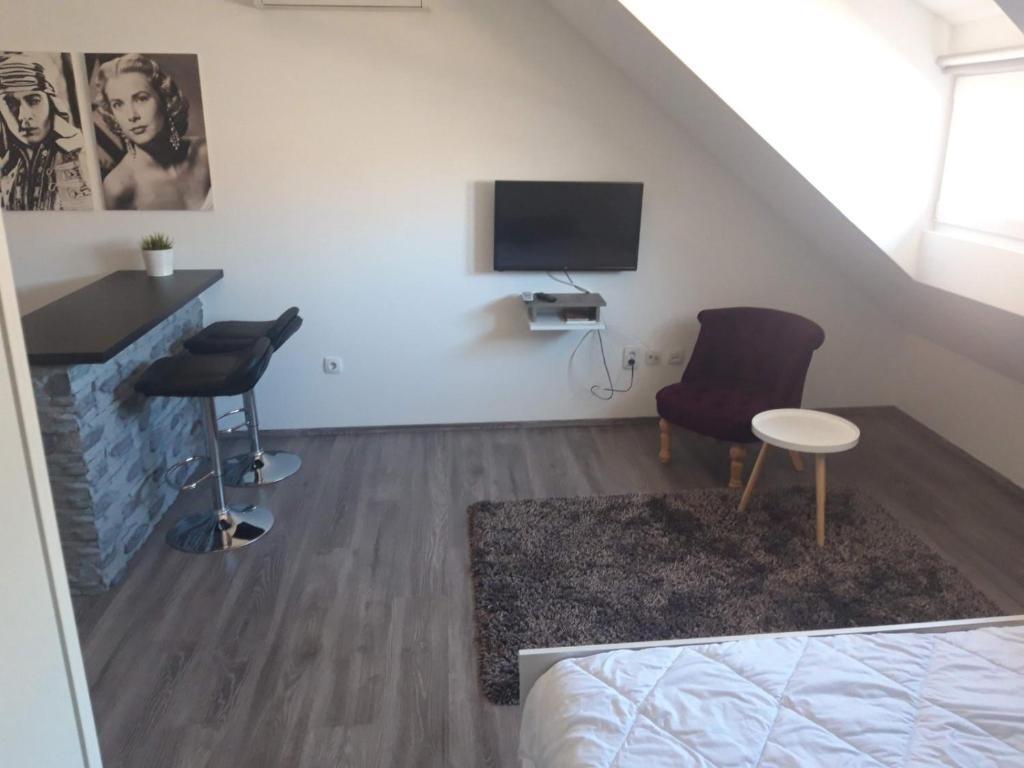 Studio B — photo 1