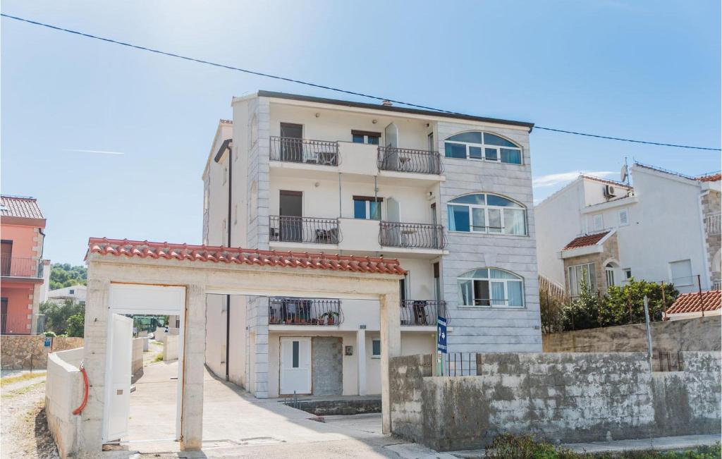 Nice Apartment In Slatine With Wifi — photo 1