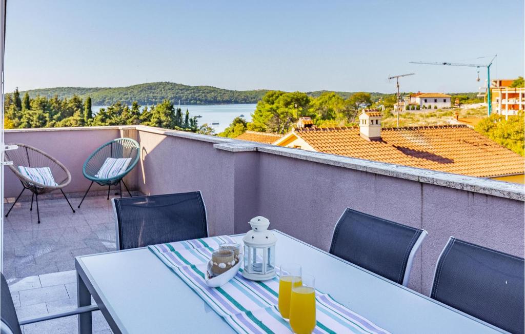 2 Bedroom Awesome Apartment In Medulin photo 3