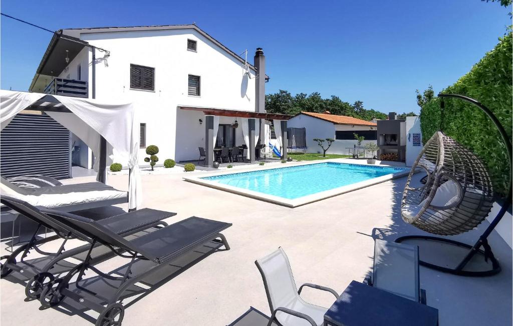 Three-Bedroom Apartment In Svetvincenat — photo 1