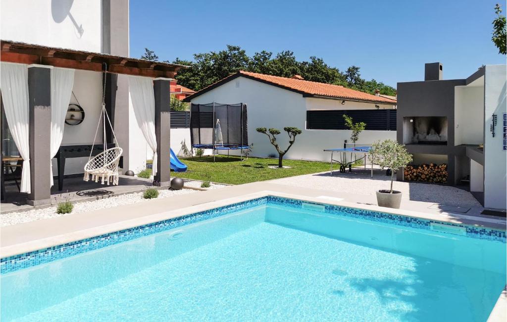 Three-Bedroom Apartment In Svetvincenat photo 2