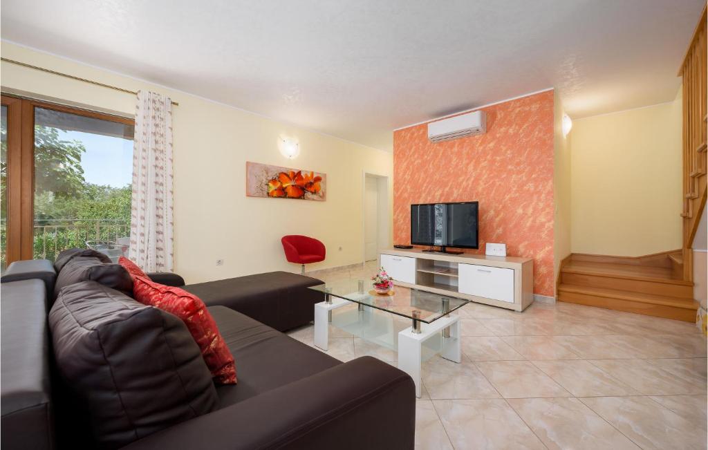 Three-Bedroom Holiday Home In Tinjan photo 2