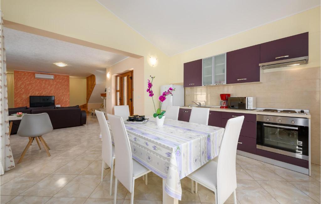 Three-Bedroom Holiday Home In Tinjan photo 3