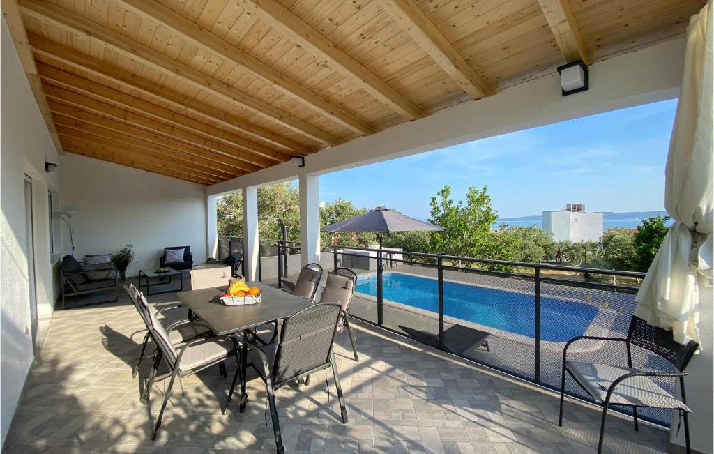Three-Bedroom Holiday Home In Kastel Stari photo 2