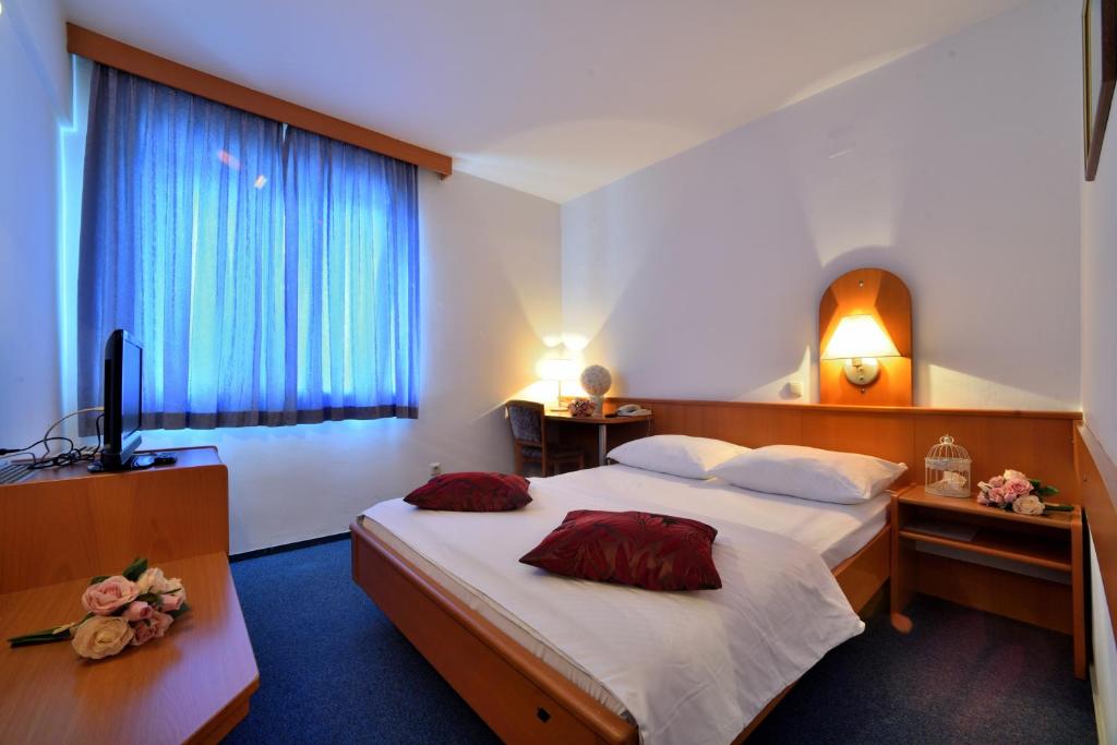 Rooms with a parking space Sinj photo 2