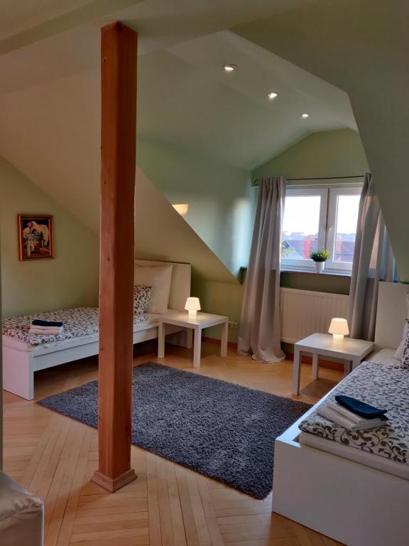 The Lovely Garden House - 4 Bedroom - Free Parking photo 2