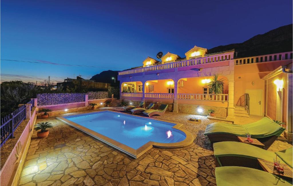 Six-Bedroom Holiday Home In Kastel Sucurac With Sea View photo 2