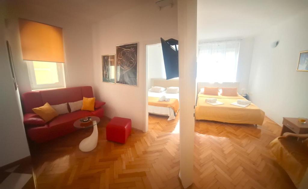 Sunny Center apartment photo 2