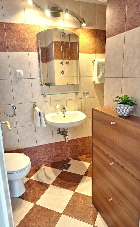 Sunny Center apartment photo 3
