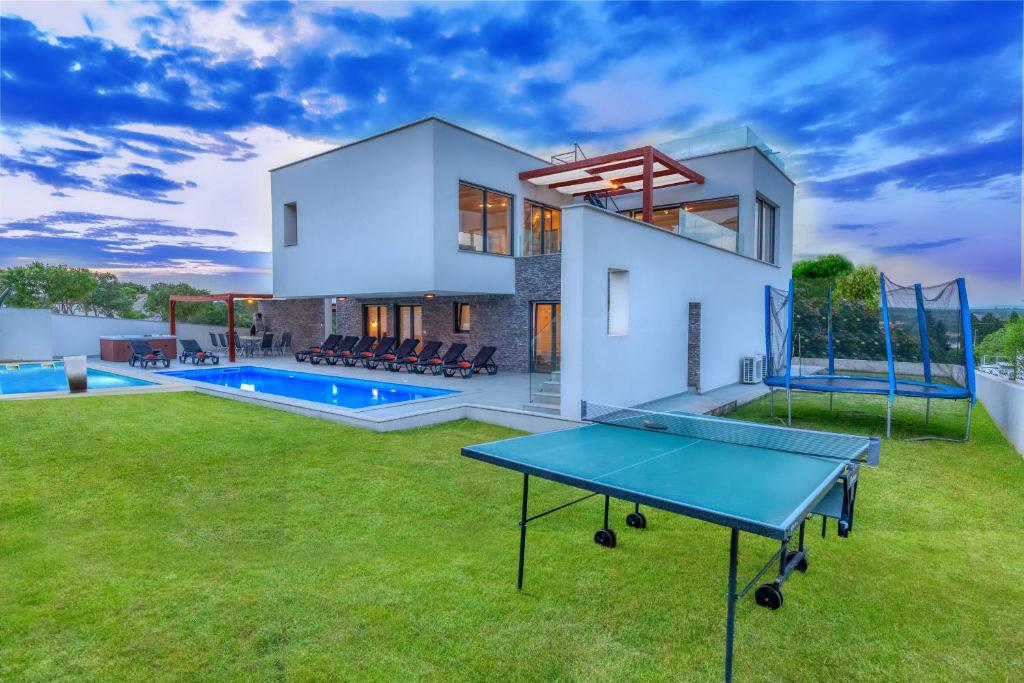 Villa am Meer mit Pool & Kinderpool - Leon's Holiday Homes photo 3