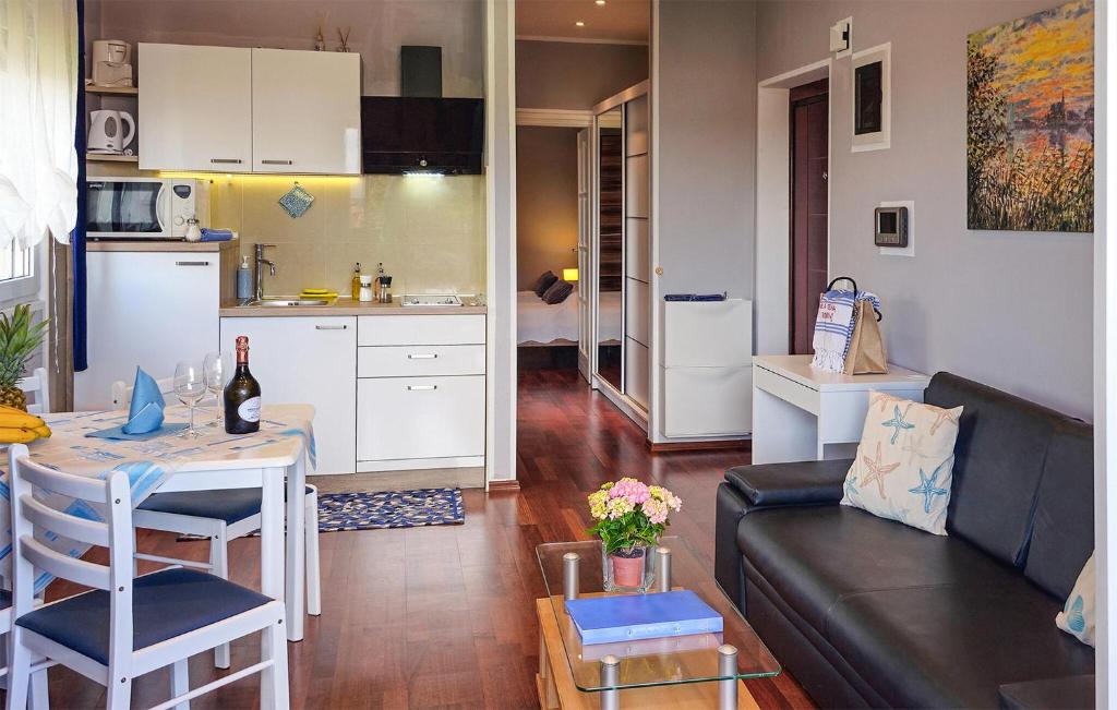 1 Bedroom Beautiful Apartment In Rovinj photo 2