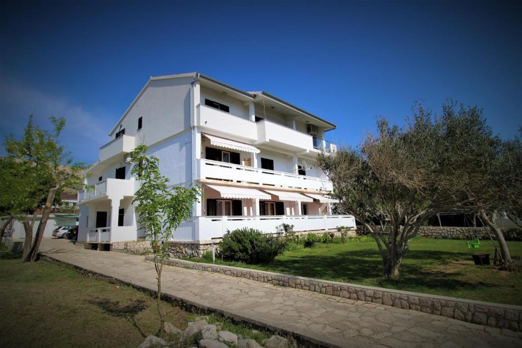 Apartments and rooms with parking space Pag - 13060 — photo 1