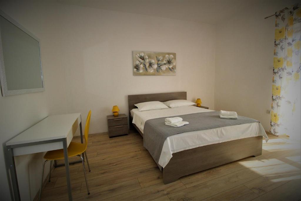 Apartments and rooms with parking space Pag - 13060 photo 2