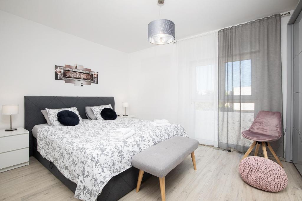 Stylish City Stay with Balcony & Free Parking photo 2